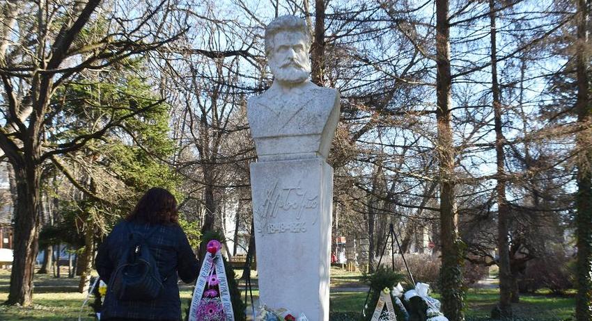 Безсмъртен стих на Ботев прозвуча преди поднасянето на венци и цветя за 175-тата годишнина от рождението на поета