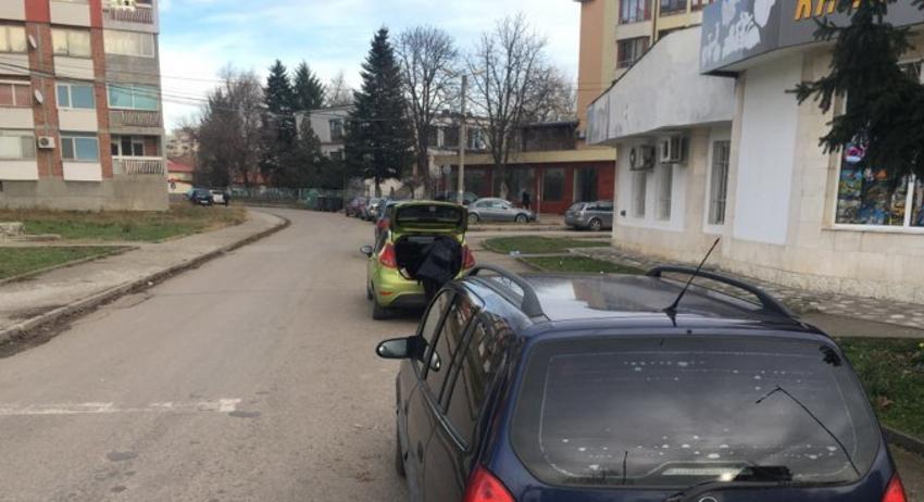 Граждани настояват за забрана на паркирането по ул. "Янтра" в Разград 