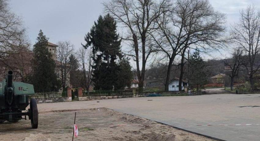 Ремонтират площада на село Топчии 