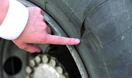 Нарязаха гумите на "Алфа Ромео" край село Беловец