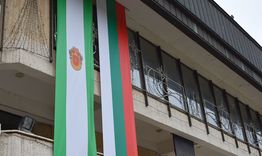 Нова празнична традиция – знамена с дължина 7,50 м. на Общинския културен център 