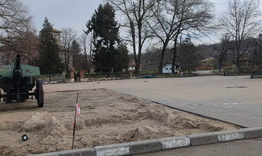 Ремонтират площада на село Топчии 