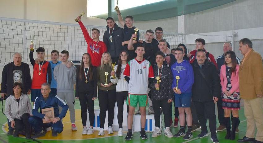 Връчиха купите на победителите в Ученическата волейболна лига 2022/23 г.