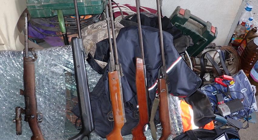 Незаконни оръжия, фалшиви маркови стоки и акцизни стоки без бандерол са иззети при полицейска операция в Разградско