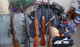 Незаконни оръжия, фалшиви маркови стоки и акцизни стоки без бандерол са иззети при полицейска операция в Разградско