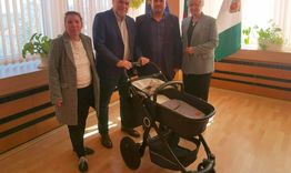 Подарък от Кмета Денчо Бояджиев за родителите на първото за годината бебе