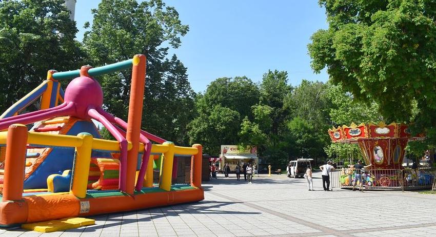 Шарената въртележка за Първи юни вече е на площад „Независимост“, за децата на Разград има и влакче, и батут