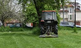Във всички квартали на Разград се коси от близо месец, 1300 дка са зелените площи в града