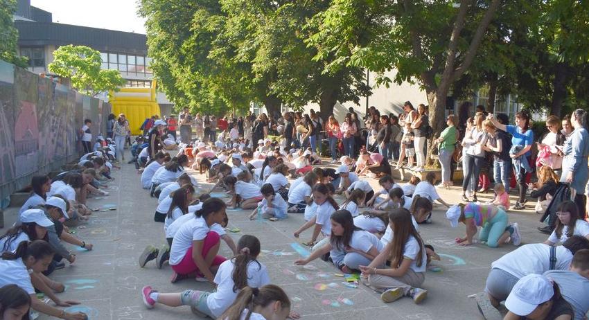246 малки художници участваха в конкурса за рисунка на асфалт