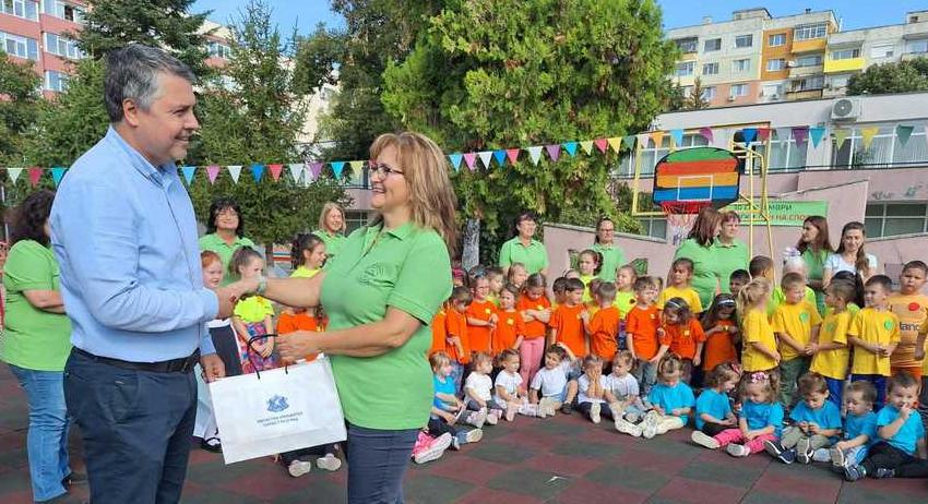 Деца от ЦДГ „Детелина“ с награда от областния управител за участието им в Европейски ден на спорта