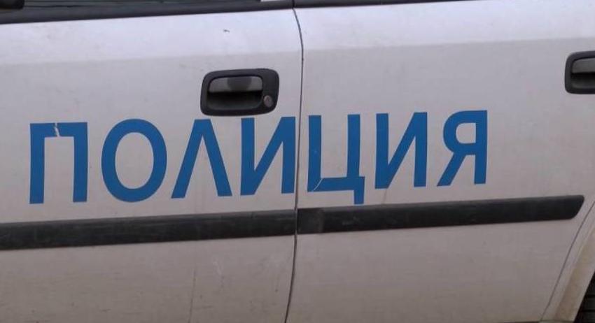 Неправоспособен водач се удари в полицейски автомобил в град Кубрат.