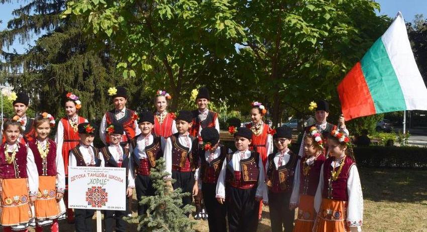 В Деня на независимостта деца засадиха дърво в градинката до площад „Независимост” 
