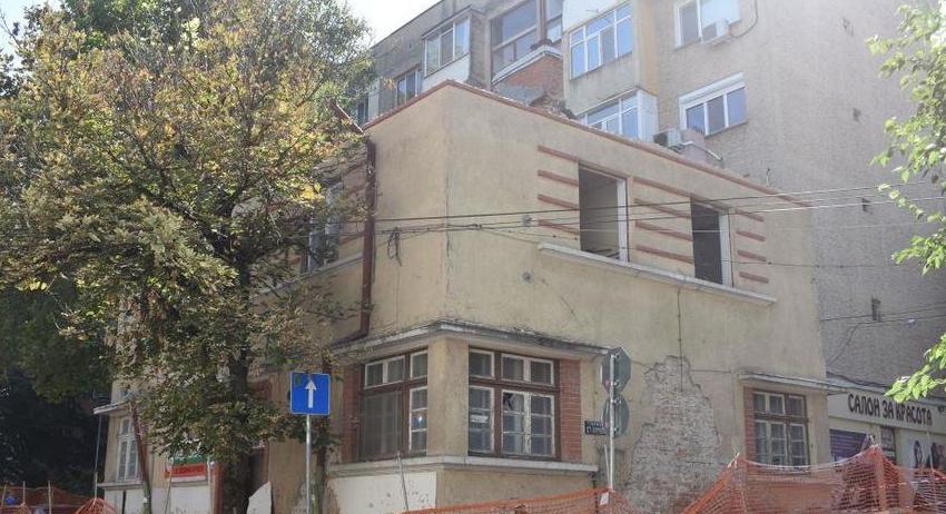 В сряда започва събаряне на опасна сграда в центъра на Разград, ще е затруднено движението около Езиковата гимназия 