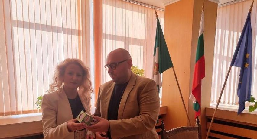 Заместник-кметът Добрин Добрев връчи печата и ключа на председателя на ОИК-Разград 