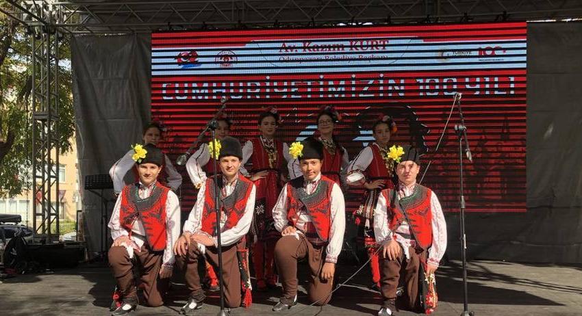 Деца от ТР“Елбетица“ от ДТШ“Хорце“ към Центъра за работа с деца участваха в концерти в Ескишехир, посветени на националния празник на Турция 