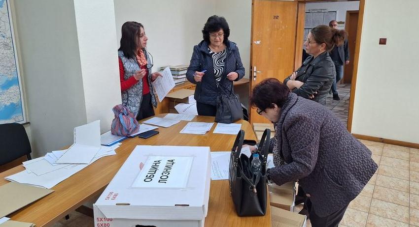 Областна администрация Разград раздаде на общините централизирано доставените бюлетини и изборни книжа 