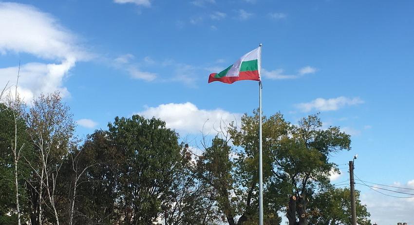 Поставиха огромен трикольор на входа на село Стражец 