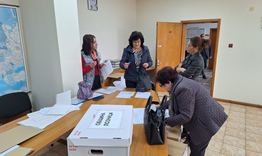 Областна администрация Разград раздаде на общините централизирано доставените бюлетини и изборни книжа 