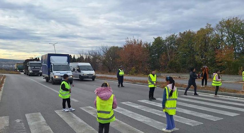 Областна администрация се включи в акция за пътна безопасност на ръководството и децата от ОУ „Елин Пелин“ в с. Стражец