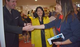 Заместник-кметът Хабибе Расим приветства участниците в Кандидатстудентската борса, организирана от РУО и Община Разград