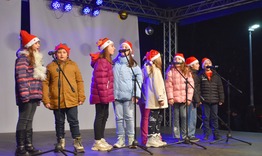 Певци и танцьори от Центъра за работа с деца участваха във втория концерт край Градската елха, включиха се и родители 