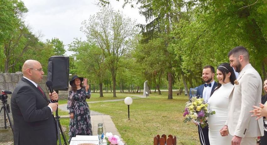 Кметът Добрин Добрев бракосъчета първите за годината младоженци, избрали „Абритус” за церемонията