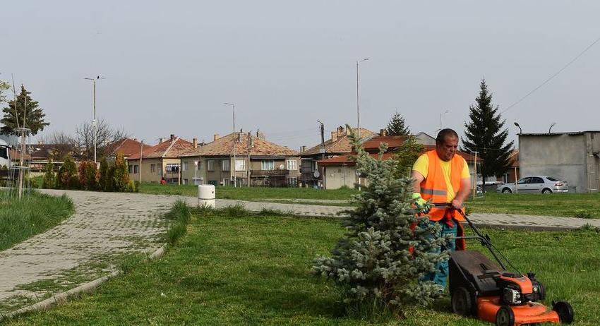 От жк „Орел“ започва косенето на зелените площи в Разград