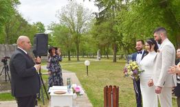 Кметът Добрин Добрев бракосъчета първите за годината младоженци, избрали „Абритус” за церемонията