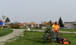 От жк „Орел“ започва косенето на зелените площи в Разград
