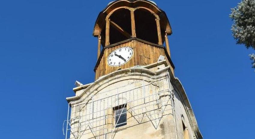 Часовниковата кула светва в синьо и зелено в подкрепа на инициативата „Да осветим НФ“