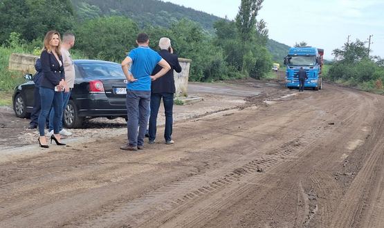 Изпълняващата длъжността областен управител Надя Йорданова инспектира пътя към Самуил, залят с кал снощи