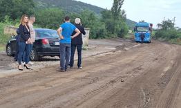 Изпълняващата длъжността областен управител Надя Йорданова инспектира пътя към Самуил, залят с кал снощи