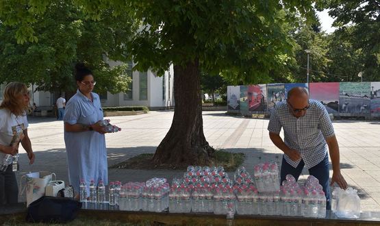 Община Разград раздава вода във връзка с червения код за опасни жеги