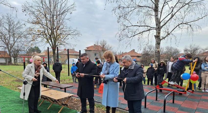 Прерязаха лента на нова площадка с фитнес уреди в училището в с. Стражец