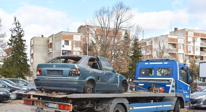 Започна преместването на изоставени коли