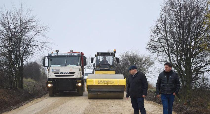 Започна ремонтът на пътя за село Тръстика