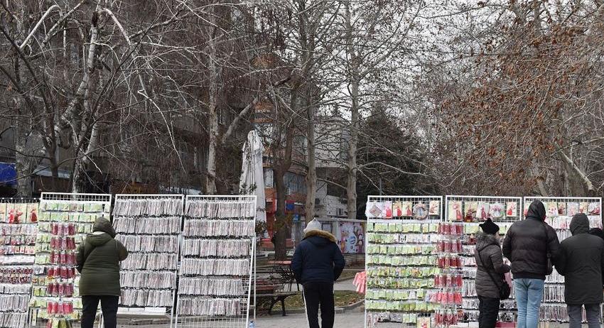 Първите щандове от традиционните базари за мартеници отвориха