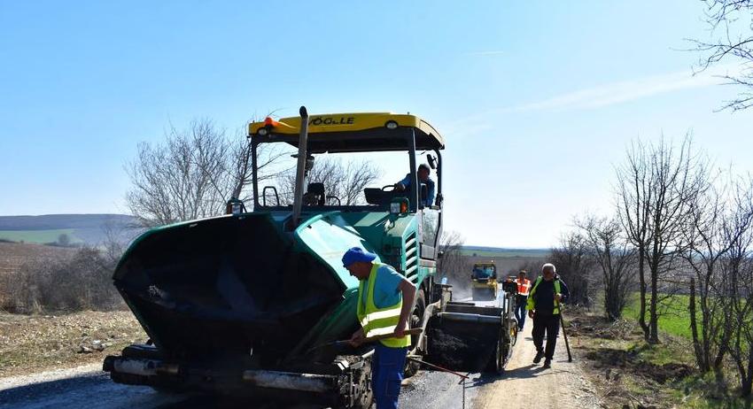 Започна полагането на асфалт на пътя за с. Тръстика