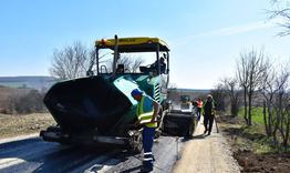 Започна полагането на асфалт на пътя за с. Тръстика