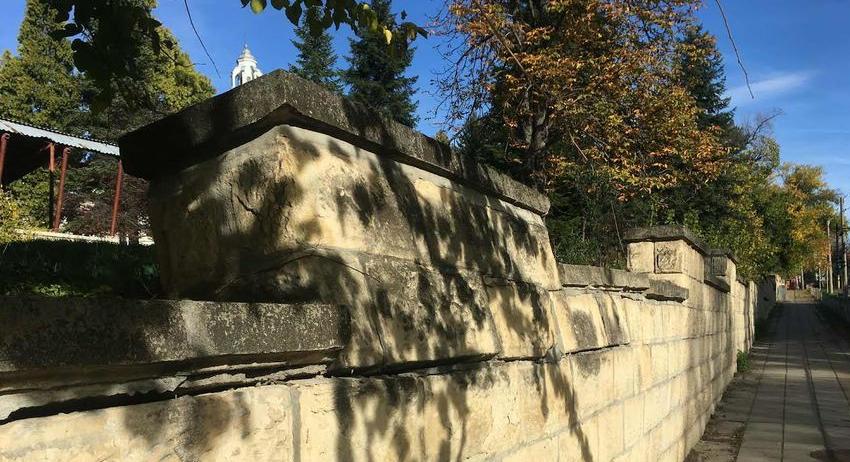 Ограда на училище може да падне всеки момент