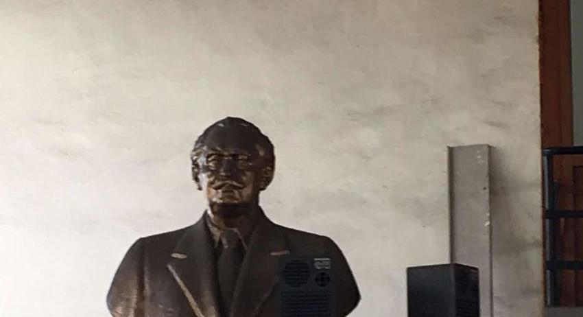 Служители на  разградска  фирма работят под „зоркия  поглед”  на Георги Димитров