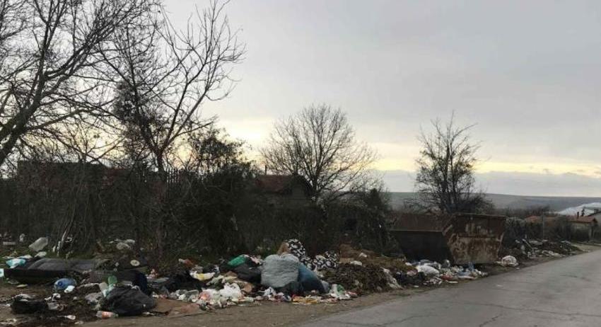 Камари с боклуци затрупват вилна зона