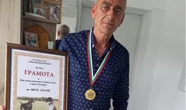 Дресьорът на кучета Якуб Сосой получи златен медал и грамота
