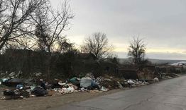 Камари с боклуци затрупват вилна зона