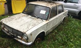 Старо „Жигули” е паркирано от години в зелена площ на ул. „Васил Левски”