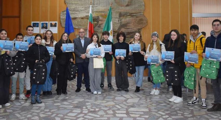 Кметът Добрин Добрев връчи наградите на младежки фотоконкурс