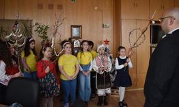 Деца внесоха коледно настроение в Община Разград