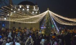 С коледна магия грейнаха светлините на елхата в Разград