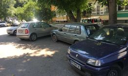 Стар автомобил е паркиран отдавна на место за две коли