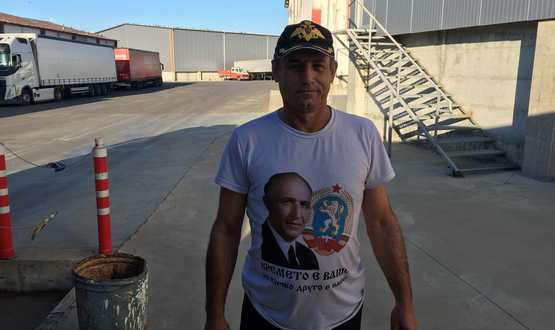 Шофьор на ТИР с фланелка с лика на Тодор Живков